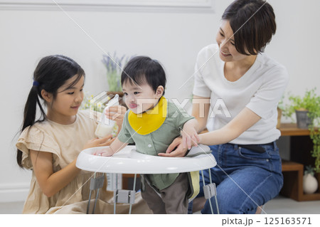 離乳食とミルクを赤ちゃんにあげる家族　　　 125163571