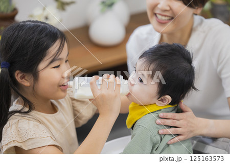 離乳食とミルクを赤ちゃんにあげる家族　　　 125163573