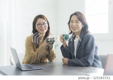 打ち合わせをするビジネスウーマン　 125163721