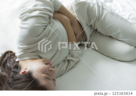 お腹が痛い女性 お腹が痛い女性 125163814