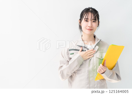 任せてほしい若い女性エンジニア　白バック 125164005