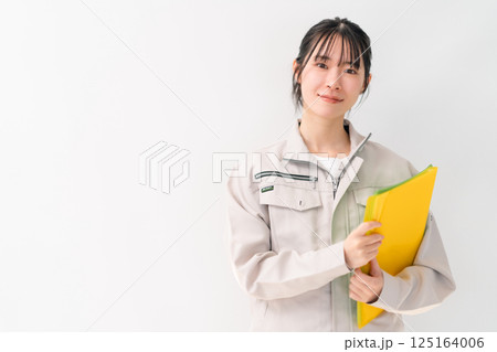 任せてほしい若い女性エンジニア　白バック 125164006