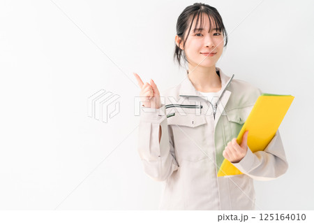 指差しポーズの若い女性エンジニア　白バック 125164010