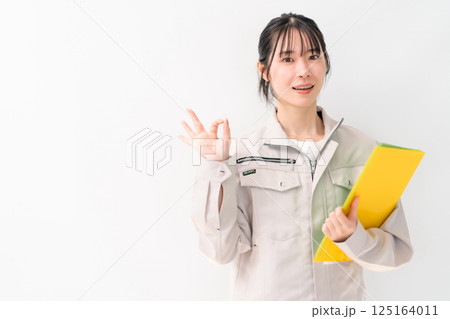 OKポーズの若い女性エンジニア　白バック 125164011