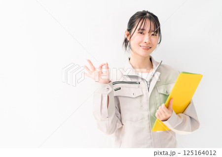 OKポーズの若い女性エンジニア　白バック 125164012