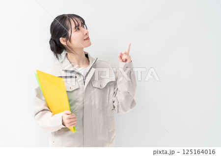 注目してほしい若い女性エンジニア　白バック 125164016