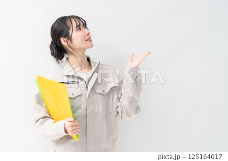 注目してほしい若い女性エンジニア　白バック 125164017