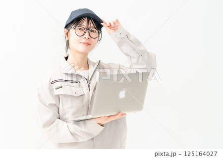 PCを持ったシステムエンジニア 白バック PCを持ったシステムエンジニア 白バック 125164027