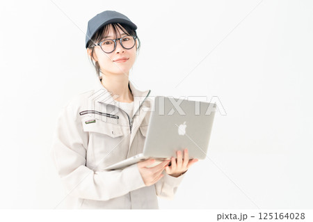 PCを持ったシステムエンジニア　白バック 125164028