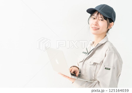 点検保守のサービスマン　白バック 125164039