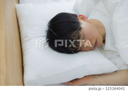 ベッドで眠る若い男性 ベッドで眠る若い男性 125164042