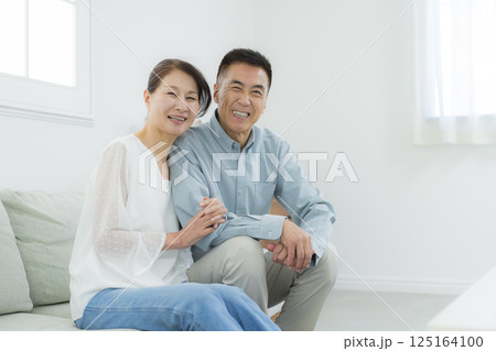 リビングのシニア夫婦 リビングのシニア夫婦 125164100