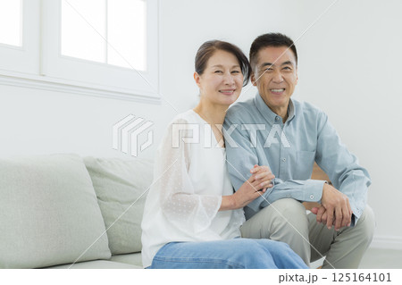 リビングのシニア夫婦 リビングのシニア夫婦 125164101