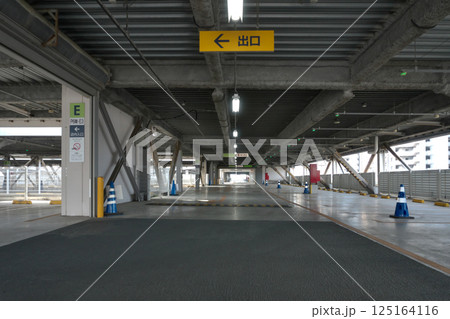 ショッピングモールの立体駐車場（屋内駐車場） 125164116