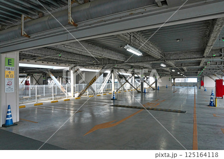 ショッピングモールの立体駐車場(屋内駐車場) ショッピングモールの立体駐車場(屋内駐車場) 125164118