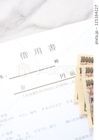 借用書を書いて、お金を借りる場面のイメージ 借用書を書いて、お金を借りる場面のイメージ 125164227