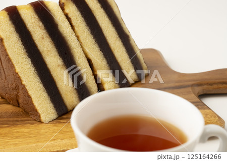 シベリア　羊羹カステラ　レトロで懐かしいお菓子と紅茶　白背景 125164266