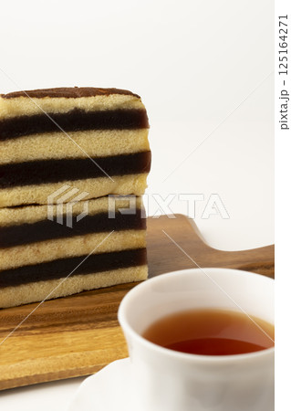 シベリア　羊羹カステラ　レトロで懐かしいお菓子と紅茶　白背景 125164271
