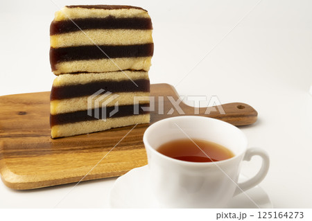 シベリア 羊羹カステラ レトロで懐かしいお菓子と紅茶 白背景 シベリア 羊羹カステラ レトロで懐かしいお菓子と紅茶 白背景 125164273