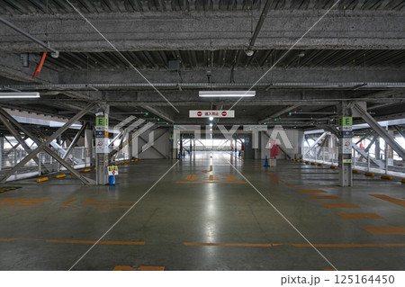 ショッピングモールの立体駐車場(屋内駐車場) ショッピングモールの立体駐車場(屋内駐車場) 125164450