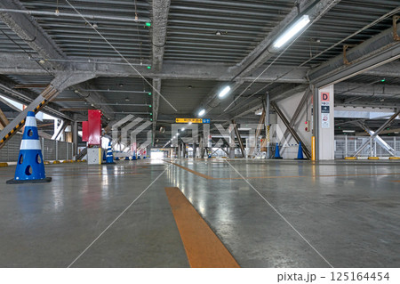 ショッピングモールの立体駐車場(屋内駐車場) ショッピングモールの立体駐車場(屋内駐車場) 125164454