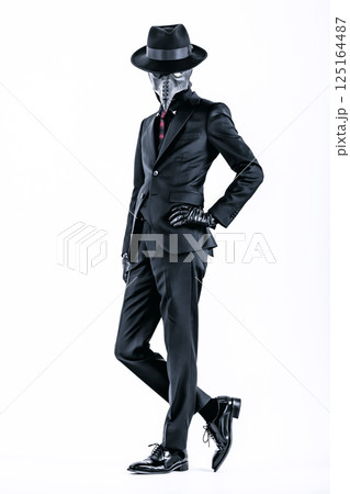 スーツ姿でペストマスクを被りポーズを取るペスト医師 125164487