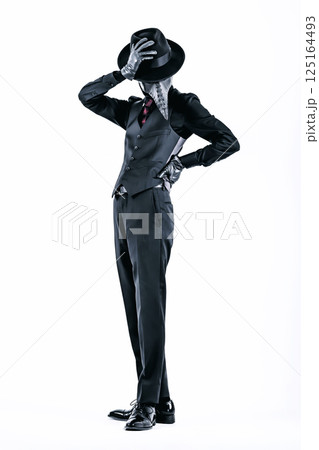 スーツ姿でペストマスクを被りポーズを取るペスト医師 125164493