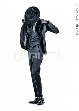 スーツ姿でペストマスクを被りポーズを取るペスト医師 125164497