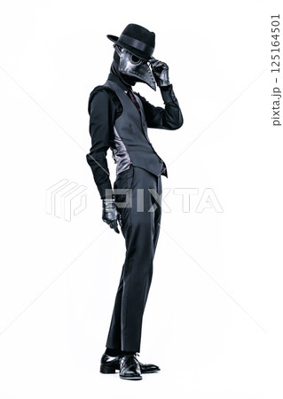 スーツ姿でペストマスクを被りポーズを取るペスト医師 125164501