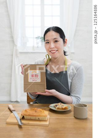 米粉を使ったパウンドケーキを作った女性 米粉を使ったパウンドケーキを作った女性 125164886