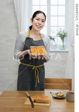 パウンドケーキを作った女性 125164889