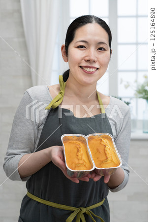 パウンドケーキを作った女性 パウンドケーキを作った女性 125164890