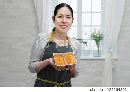 パウンドケーキを作った女性 パウンドケーキを作った女性 125164891