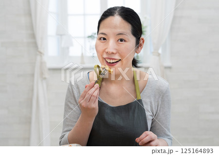 パウンドケーキを食べる女性 パウンドケーキを食べる女性 125164893