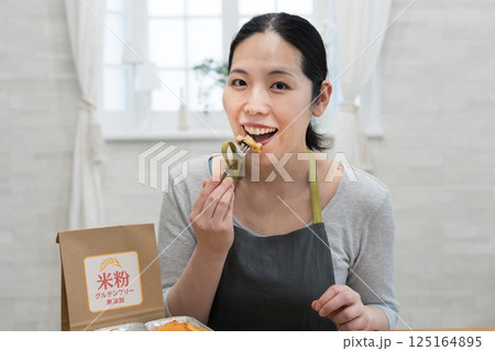 米粉を使ったパウンドケーキを食べる女性 125164895