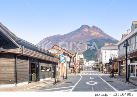 湯布院駅前通りと由布岳 湯布院駅前通りと由布岳 125164905