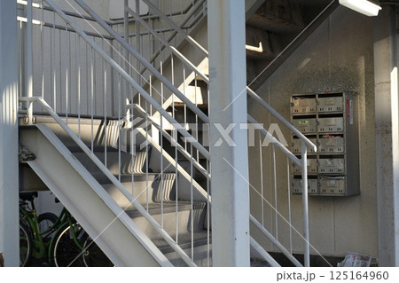 アパートのポストと階段 125164960