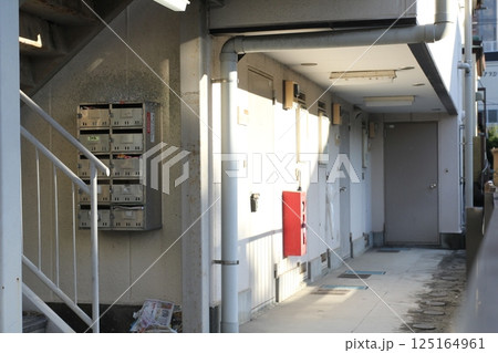 アパートのポストと階段 125164961