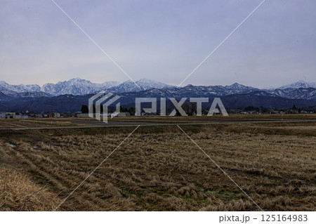 冬の立山連峰を望む富山県立山地方の田園風景 冬の立山連峰を望む富山県立山地方の田園風景 125164983