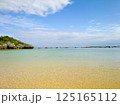 沖縄恩納村の透明度の高い海 125165112