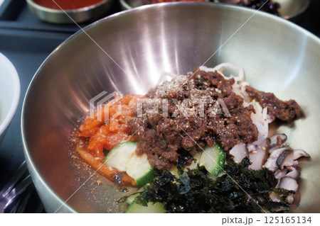 韓国の仁川空港で食べる美味しいビビンバ 125165134