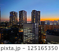 東京のビル群と夕焼け 125165350