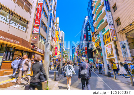 日本の東京都市景観 4月。賑わう池袋駅前の繁華街などを望む＝16日 125165387
