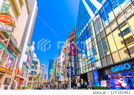 日本の東京都市景観 4月。賑わう池袋駅前の繁華街などを望む＝16日 125165461