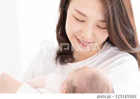 お母さんと赤ちゃん 125165562