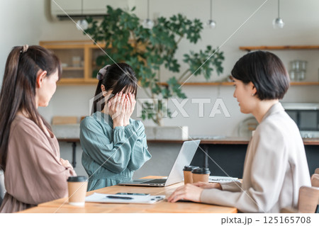 ミーティング中に泣いてしまう若いビジネスウーマン 125165708