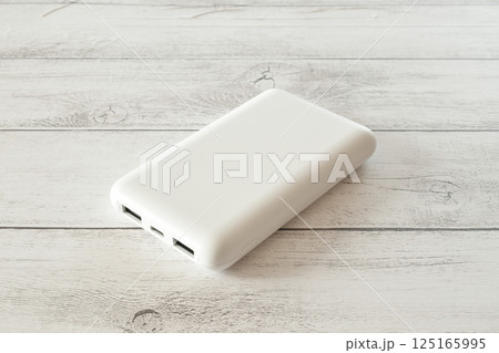 防災グッズ（モバイルバッテリー） 125165995