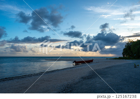 Serene sunset on a tropical beach in Tikehau, French Polynesia 125167238