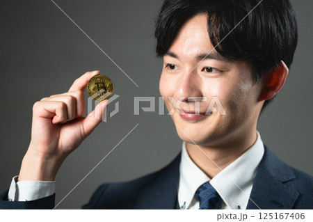 スーツ姿の若い男性 ビジネスイメージ スーツ姿の若い男性 ビジネスイメージ 125167406