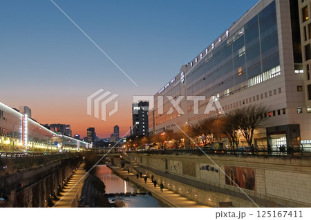 韓国の南大門付近の川沿いの夕暮れの風景 125167411